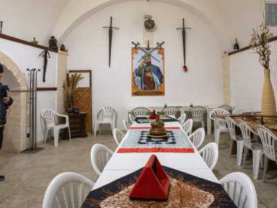 ...e una stanza sulla destra arredata con tavoli e sedie